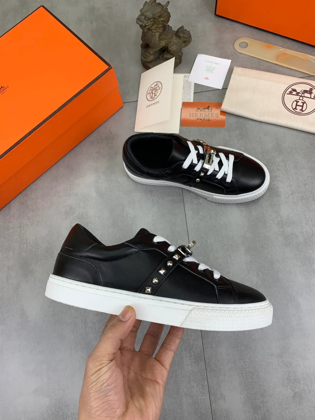 Men's men's shoes 💰P640 New Hermes top version Hermès classic couple style #𝐊𝐞𝐥𝐥𝐲 buckle casual white shoes skateboard shoes that will not conflict with shoes at all. Full of unknowns, Hermès rarely produces flat casual shoes and they are paired with classic palladium-plated Kelly shoe buckles! You'll fall in love with it at first sight. It's super versatile and can be worn with any skirt or pants. 🉑️Close your eyes and wear it. It's super noble. Fabric: Specific cowhide/canvas material. Lining: Sheepskin lining. Outsole: Original molded TPU outsole. Size: 35-45.